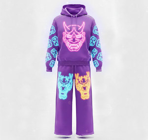 Sweat-shirt pour homme inspiré du cyberpunk, imprimé néon vibrant et motif de circuit imprimé numérique sur les manches, style technologique - Product Image 6