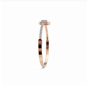 Brazalete de Oro Rosa con Diamantes y Esmeralda Tallada en Forma de Corazón, Engaste Pavé, Estilo Clásico, Brazalete de Compromiso para Mujer - Product Image 2