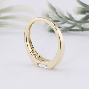 Bague pour homme en or jaune de qualité supérieure avec diamant de laboratoire taille émeraude, sertissage clos classique, alliance de mariage, joaillerie fine - Product Image 2