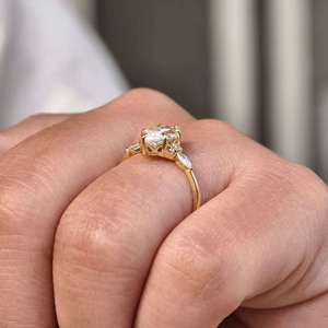 1.21 TCW Marquise Cut Moissanite Bague de fiançailles avec réglage de grappe latérale Tendance 14K Or jaune Côté Marquise Ronde Moissanite - Product Image 3