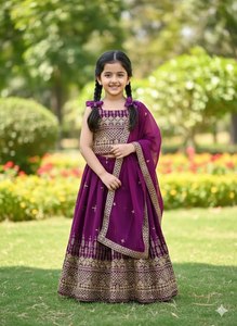 Conjunto de Lehenga Choli Tradicional para Niñas, Bordado, Reversible para Invierno/Verano, de Secado Rápido, Largo hasta el Suelo, Corte Regular, Elástico - Product Image 3
