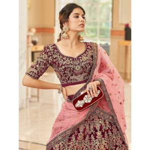 Lehenga Choli de novia de terciopelo bordado color granate con perlas y encaje - Product Image 4