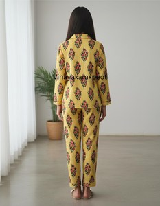 Conjunto de Pijama Elegante y Lujoso 100% Algodón con Estampado a Mano, Transpirable, con Botones, Mangas Cortas, Cuello Camisero y Cintura Elástica - Product Image 2