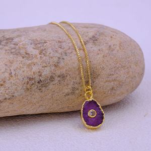 Collar con colgante de amatista en bruto y cadena de latón chapado en oro rosa, piedra preciosa natural, piedra de nacimiento de abril, hecho a mano, moderno, unisex - Product Image 1