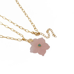 Collar con Colgante de Flor de Cuarzo Rosa, Chapado en Oro, con Gema Rosa y Cuarzo Verde Tallado a Mano, Regalo Hecho a Mano - Product Image 5