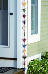 Chaîne de pluie de conception de coeur coloré avec des perles de verre vibrantes pour un débit d'eau élégant et un décor de jardin charmant - Product Image 1