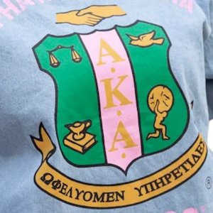 Camiseta de Mezclilla con Estampado de Letras Griegas para Mujer, Top Informal Premium, Elegante y Cómodo para el Verano, 100% Algodón, Secado Rápido - Product Image 4