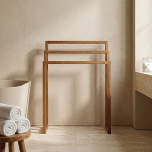Porte-serviettes autoportant en teck massif modèle SH003 au design moderne, léger et bien poncé, idéal pour salle de bain et hôtel - Product Image 4