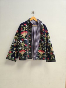 เสื้อแจ็คเก็ตกำมะหยี่สีครามพรีเมียมสำหรับผู้หญิง ปักลายดอกไม้แบบหนาแน่น สไตล์โบฮีเมียน เสื้อโค้ทดีไซน์เนอร์แบบชาติพันธุ์ ขายส่งเสื้อคลุม - Product Image 3