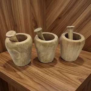 Mortier et pilon en bois de fabrication artisanale, pour moudre les épices et les herbes, avec un design traditionnel fait main, pour une utilisation en cuisine. - Product Image 1