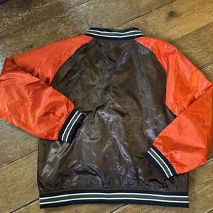 Veste d'hiver en soie 100% premium, col montant, logo sur le devant, écologique, respirante, manches longues, idéale pour les voyages, le bureau et l'usage quotidien - Product Image 5