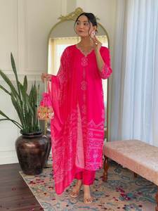 Ensemble de kurta imprimé en crêpe français avec pantalon et dupatta, ensemble de fête trois pièces pour femme, style ethnique moderne, tissu viscose Gadhval - Product Image 3