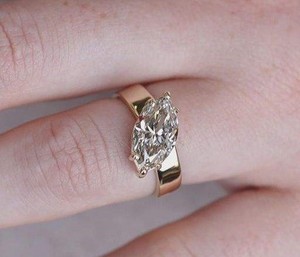 Bague de fiançailles solitaire en diamant taille marquise de luxe avec bande polie élégante, design de collection de bijoux fins pour mariée. - Product Image 3