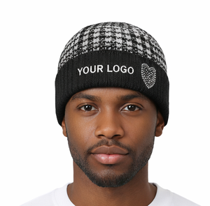 Bonnet en tricot jacquard à carreaux noir et blanc personnalisé, avec revers, style streetwear hiver, logo en strass, vente en gros OEM - Product Image 1