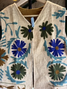 Chaqueta sin Mangas de Algodón con Bordado TNT de Diseñador |   Chaleco Floral Hecho a Mano para Mujer |   Ropa de Boutique Premium - Product Image 5