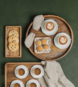 Grand plateau de service en bois avec poignées 40 cm, design rustique, écologique, portable pour la restauration, la cuisine et la décoration de table basse - Product Image 1