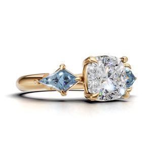 Bague de fiançailles en or jaune/blanc et or rose 18 carats avec diamant de laboratoire taille coussin et trois pierres, ornée de pierres latérales bleues en forme de cerf-volant - Product Image 2