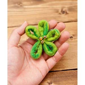 Accessoires de bijouterie en feutre vert pour épingles à cheveux - Product Image 1