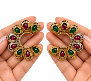 Boucles d'oreilles clous géométriques bicolores en acier inoxydable, style vintage et tendance, plaqué or antique, pour femme, avec zircon serti clos et pierres vertes et roses - Product Image 4