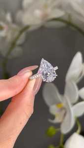 Anillo de Compromiso con Diamante de Corte Pera de 5 Quilates para Mujer |   Boda en la Catedral con Halo Oculto |   Anillo de Compromiso de Lujo en Oro de 18K con Certificado IGI - Product Image 1