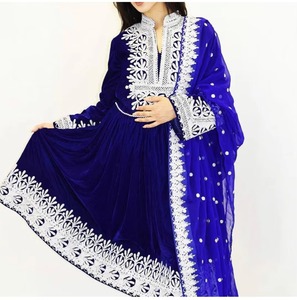 Robe en velours bleu roi avec broderie blanche distincte le long du col et des poignets, bas évasé large, accompagnée d'un voile. - Product Image 5