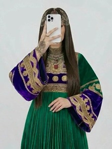 Robe traditionnelle pashtun pour femmes, robe décontractée verte plissée en velours, manches brodées violettes, robe longue ethnique afghane tribale - Product Image 3