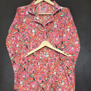 Ensemble de pyjama Jaipuri en coton floral corail vibrant, imprimé élégant, pour femmes, doux, pour l'été, l'automne et le printemps - Product Image 1