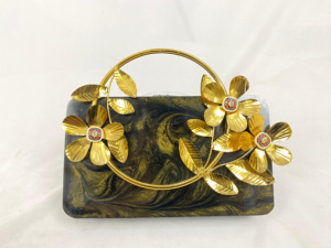 Boîte d'embrayage en résine au design floral fabriqué à la main poignée en métal embrayage en résine de style religieux unique cadeaux artisanaux prix d'usine en gros - Product Image 3