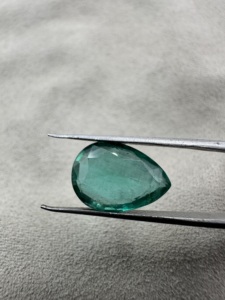 Émeraude naturelle zambienne de 4,70 carats, taille poire, pierre précieuse verte intense, taille bague - Product Image 3