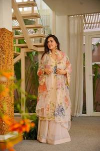 Conjunto de Traje Festivo Beige con Bordado Floral para Mujer |   Conjunto de Kurta, Palazzo y Dupatta de Organza |   Traje Étnico para Bodas y Fiestas - Product Image 2