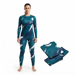 Conjunto de entrenamiento de boxeo para mujer: Top ajustado de manga corta y shorts degradados en negro y rosa - Product Image 2
