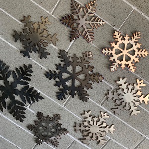 Décoration de Noël en métal en forme de flocon de neige, artisanat traditionnel sur base en bois - Product Image 2