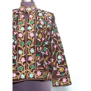 Chaqueta de Tela Cotrise Acolchada con Bordado Floral Hecho a Mano, Detalle de Botones, Forro de Algodón a Rayas, Transpirable, Ecológica, para Invierno - Product Image 3