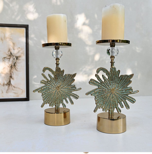 Candelabro artístico dorado con detalles de pájaros y hojas. Belleza inspirada en la naturaleza disponible a precios de mayorista. - Product Image 5