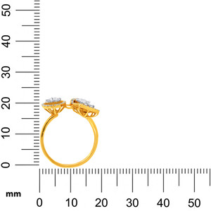 Anillo de Diamantes Versátil con Diseño Geométrico de Tres Piedras en Oro Amarillo Premium, Anillo de Cóctel con Halo de Diamantes y Corte Princesa - Product Image 5
