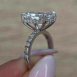 Anillo de Compromiso con Diamante Cultivado en Laboratorio de Corte Radiante Alargado de 7.50 Quilates, con Piedras Laterales y Halo Oculto, en Oro Blanco de 14k - Product Image 3