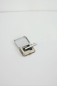 Cendrier en métal élégant fait à la main avec une finition lisse - Product Image 2