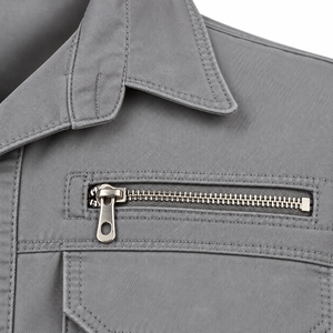 Chaqueta de Trabajo de Manga Larga para Hombre, Gris, de Algodón Transpirable, con Logotipo Personalizado Impreso por Transferencia de Calor, Estilo Moderno - Product Image 4