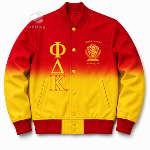 เสื้อแจ็คเก็ตวาร์ซิตี้ผ้าซาตินแบบไล่สีสำหรับผู้หญิงของชมรม NSPDK ปักลายตัวอักษรกรีก ติดกระดุมแป๊ก คอเสื้อและปลายแขนเสื้อถักแบบริบบิ้น เสื้อแจ็คเก็ตเลตเตอร์แมน - Product Image 1