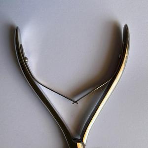 Coupe-cuticules en acier inoxydable de haute qualité à lame courbée pour manucure/pédicure, soins des ongles et des doigts incarnés, par Dentavex - Product Image 2