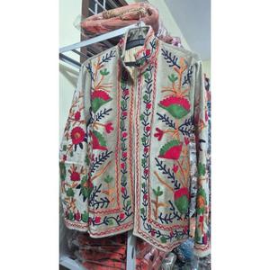 Chaqueta de Terciopelo Suzani Lavinas para Festivales, Hecha a Mano, Reversible, Floral, Vintage, Estilo Boho, Prenda Exterior de Invierno de Rajasthan, Ecológica - Product Image 6