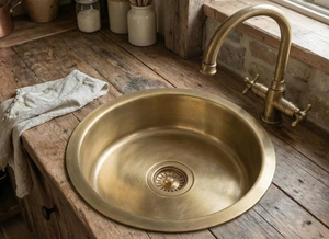 Lavabo redondo de latón tradicional de estilo rústico para diseño de baño étnico que combina la herencia con el uso funcional. - Product Image 3