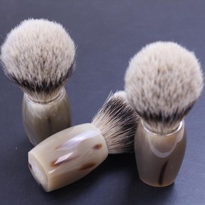 Pinceau à raser moderne en poils de blaireau pur, artisanat naturel, manche en corne, au meilleur prix - Product Image 2