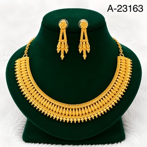 Conjunto de Collar y Pendientes Clásicos de Aleación de Zinc Chapados en Oro de 24K, Forma de Flor, Joyería de Boda para Mujer A-23163 - Product Image 1