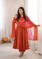 Robe ethnique pour femme en soie romaine brodée avec des sequins et des miroirs, accompagnée d'un pantalon et d'un dupatta Kota Chexs à imprimé numérique AU 5023