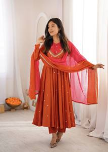 Vestido étnico femenino de seda romana con bordado de lentejuelas y trabajo de espejo real, con falda y conjunto de dupatta Kota Chexs con estampado digital. - Product Image 2