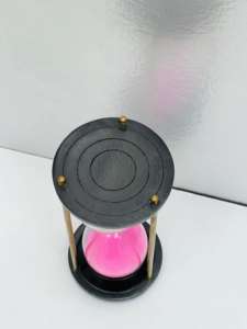 Reloj de Arena de Madera Hecho a Mano de 7.5'' con Arena Rosa |   Decoración de Mesa para Fiesta de Cumpleaños con Diseño de Cruz de Ángel Rústico - Product Image 5