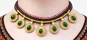 Exclusiva gargantilla tribal afgana geométrica con placas metálicas en forma de rombo, dijes de monedas vintage en cascada e intrincado diseño rosa. - Product Image 6