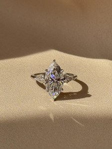 Anillo de tres piedras con diamante cultivado en laboratorio de corte marquesa de 3 CT – Anillo marquesa con certificación IGI E VVS2 y piedras laterales de corte cometa - Product Image 3