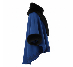 Manteau Cape en Laine Bleue pour Femme avec Col et Poignets en Fausse Fourrure Noire – Poncho Élégant et Chaud pour l'Hiver – Vêtement d'Extérieur Tendance – Vente en Gros OEM Personnalisée - Product Image 3